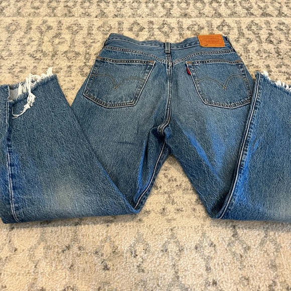 Woman's medium wash Levi jeans - Picture 7 of 8